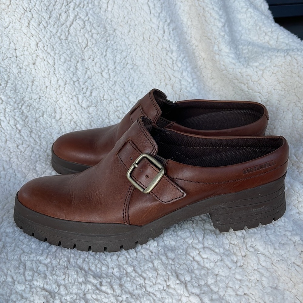 Merrell Women’s leather slip on clogs with lug soles size 8
